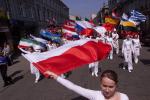 1 maja 2004 roku. Manifestacja młodzieży łódzkich szkół przeszła ul. Piotrkowską z okazji wstąpienia Polski do UE