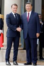 Emmanuel Macron powitał Xi Jinpiga w poniedziałek w Pałacu Elizejskim