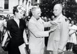 Prezydent Harry Truman wręcza medal generałowi Dwightowi D. Eisenhowerowi (towarzyszy im żona Eisenhowera, Mary). Ceremonia odbyła się przed Białym Domem 21 czerwca 1945 r.