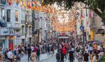 Istiklal – centralny deptak miasta z historycznym tramwajem