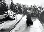 Kanclerz Republiki Federalnej Niemiec Willy Brandt składa wieniec i klęka przed pomnikiem Bohaterów Getta. Warszawa, 7 grudnia 1970 r.