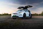 Tesla Model X Long Range to mocna bazowa wersja. Z dwóch elektrycznych silników płynie łącznie 670 KM mocy