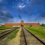 Brama główna KL Auschwitz II (Birkenau) – widok współczesny. 14 czerwca obchodzimy Narodowy Dzień Pamięci Ofiar Niemieckich Nazistowskich Ofiar Obozów Koncentracyjnych i Obozów Zagłady