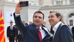 Wydaje się, że bułgarskie weto zbulwersowało Macedończyków nawet bardziej niż blokujące ich przez ćwierć wieku weto greckie. Na zdjęciu, już po podpisaniu Porozumienia z Prespy, premier Macedonii Północnej Zoran Zaev (po lewej) i premier Grecji Alexis Tsipras. Skopje, 2 kwietnia 2019 r.