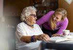 Komisja Europejska postuluje m.in. poprawę warunków pracy opiekunów zajmujących się seniorami