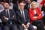 Emmanuel Macron nie przewidział, że lider prawicowego ugrupownia Republikanie Eric Ciotti (w środku) przyłączy się do Marine Le Pen (z prawej). Z lewej Sebastien Chenu, rzecznik ZN