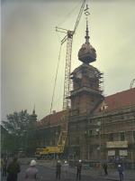 Montaż tzw. hełmu i zegara na Wieży Zygmuntowskiej Zamku Królewskiego. Warszawa, 6 lipca 1974 r.