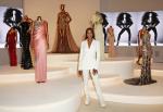 Naomi Campbell i suknie dla niej projektowane, na wystawie w Victoria&Albert Muzeum w Londynie