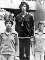 Podczas igrzysk w Montrealu w 1976 r. na celowniku służb znalazła się Irena Szewińska, która po zwycięstwie w biegu na 400 m na dekorację medalową wyszła w dresie bez napisu „Polska”. Jak się potem tłumaczyła, założyła inny strój, gdyż „przynosił jej szczęście”