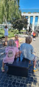 Walczymy o zainteresowanie naszych dzieci. […] W cieniu brzozy jest chopinowska ławeczka i jej chłodne guziczki, uruchamiające mazurki i polonezy, wygrywają z powstańczymi dziejami