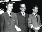 Od lewej stoją: John F. Kennedy, Joseph Kennedy i Joseph Patrick Kennedy Jr.