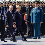 Angela Merkel miała fiksację na punkcie Moskwy. Wszystkie problemy Europy Wschodniej chciała rozwiązywać z udziałem Rosji – mówi Jan Claas Behrends (na zdjęciu kanclerz z Władimirem Putinem w rosyjskiej stolicy 10 maja 2015 r.)