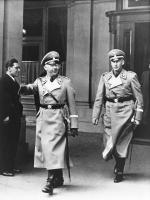 Reinhard Heydrich (na zdjęciu po prawej), obok Heinricha Himmlera, Wiedeń 1938 r., „Rozwiązanie” kwestii żydowskiej było już wtedy częścią hitlerowskiej gry o władzę. Po latach naziści mówili o sobie, że mieli dobrą i złą stronę. „Heydrich w ogóle nie mówił o takich rzeczach. Był natomiast tak maniakalnie zajęty i pracował w tak zawrotnym tempie, że często wydawało się, że przed czymś ucieka. Może tym czymś było poczucie honoru, o którym mówił, a które najwyraźniej gdzieś się po drodze zawieruszyło”