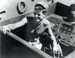 John F. Kennedy na pokładzie łodzi torpedowej, którą dowodził na południowo-zachodnim Pacyfiku w czasie II wojny światowej