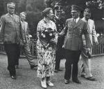 Adolf Hitler z Winifred Wagner przed willą Wahnfried w dniu otwarcia festiwalu w Bayreuth, 23 lipca 1937 r.