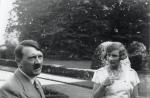 Adolf Hitler na spotkaniu z brytyjską arystokratką Unity Mitford w Ogrodzie Angielskim w Monachium, ok. 1937 r.