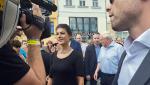 Sahra Wagenknecht po wiecu wyborczym w Altenburgu w Turyngii. Siwy mężczyzna w błękitnej koszuli w tle to jej mąż Oskar Lafontaine, były szef SPD i były minister finansów. Czy rządzi ugrupowaniem żony z tylnego fotela? – Ona nie jest jego projektem ani produktem. Jest charyzmatyczna. W niemieckiej polityce nie ma nikogo o podobnej charyzmie – przekonuje prof. Klaus Dörre, socjolog