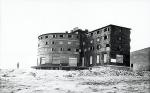 Hotel Campo Imperatore położony w sercu masywu Gran Sasso, gdzie więziony był Duce. Hotel został zbudowany na wysokości ponad 2000 m n.p.m.