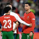 Cristiano Ronaldo (z prawej) wciąż gra w reprezentacji Portugalii, choć niektórzy uważają, że bierze drużynę narodową za zakładnika