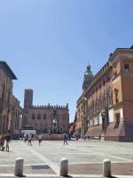 Piazza del Nettuno (przy Piazza Maggiore) z widoczną słynną fontanną Neptuna