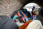 Obozowisko bezdomnych imigrantów pod Pont de Sully na wyspie św. Ludwika w Paryżu