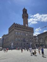 Palazzo Vecchio przy Piazza della Signoria – dawna siedziba rady miejskiej. Idąc na prawo od Palazzo, dojdziemy do Galerii Uffizi