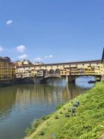 Ponte Vecchio (zwany też mostem Złotników) to najstarszy florencki most zabudowany m.in. sklepami jubilerskimi