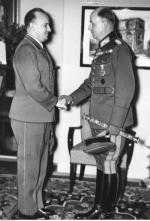 Marszałek Wilhelm List wita się z gubernatorem Hansem Frankiem podczas pobytu w pałacu w Krzeszowicach, październik 1940 r.