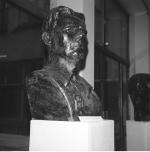 Popiersie Jerzego Iwanowa-Szajnowicza na wystawie rzeźb Ferdynanda Jarochy „Żołnierze, partyzanci, bojownicy”. Warszawa, 1978 r.