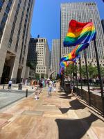 Tęczowe flagi na Rockefeller Plaza w Nowym Jorku