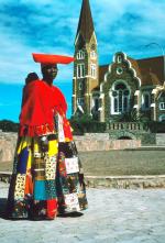 Kobiety Herero słyną z kolorowych sukni oraz fantazyjnych kapeluszy