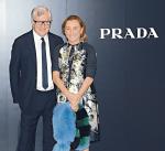 Twórcy modowego imperium: Patrizio Bertelli z żoną Miuccią Pradą. Na zdjęciu podczas prezentacji dla inwestorów przed debiutem giełdowym Prady w Hongkongu, 7 czerwca 2011 r.