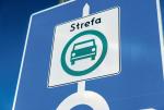 Strefa czystego transportu to część „elementarza dobrego miasta” (wprowadzono ją już w centrum Warszawy, a od 1 stycznia zacznie obowiązywać w Krakowie). Dla przyjezdnych spoza metropolii, którzy muszą w niej załatwiać życiowe sprawy, oznaczać jednak może poważne utrudnienia. Ale kto by się tam nimi przejmował?