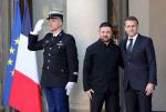 Prezydenci Emmanuel Macron i Wołodymyr Zełenski na paryskim spotkaniu przedstawicieli 35 państw, które chcą w różny sposób wesprzeć po wojnie utrzymanie pokoju w Ukrainie
