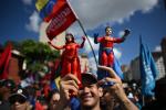 Caracas 8 stycznia. Demonstracja zwolenników pojmanego przez Amerykanów Nicolása Maduro (on i jego żona Cilia Flores przedstawieni jako superbohaterowie) Federico PARRA / AFP