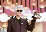 Jim Jarmusch ze Złotym Lwem, nagrodą główną festiwalu filmowego w Wenecji 2025 dla filmu „Father Mother Sister Brother”