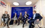 Uczestnicy debaty w Polish Business Hub (od lewej): Jeromin Zettelmeyer, dyr. think tanku Bruegel, Martin Wolf, „Financial Times”, Beata Javorcik, główna ekonomistka EBOR, Marcin Przydacz z Kancelarii Prezydenta RP oraz prowadzący dyskusję prof. Marcin Piątkowski z Akademii Leona Koźmińskiego