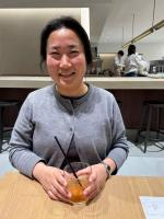 – Rodzice całe życie pracowali od świtu do nocy, aby dać nam wykształcenie. Ale w ogóle ich nie widywaliśmy w domu, zabrakło ciepłej więzi – mówi pracująca w Tokio Satomi Tomita