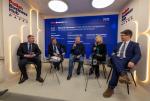 Uczestnicy debaty w Davos: Artem Rybchenko, wiceminister rozwoju regionalnego Ukrainy, Bartłomiej Babuśka, prezes Agencji Rozwoju Przemysłu, Wojciech Kostrzewa, prezes Polskiej Rady Biznesu, Katya Soldak, dyrektor wydawniczy Forbes International Editions, Aleksander Romanishyn, doradca Państwowej Agencji Odbudowy Ukrainy