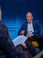 Tim Berners-Lee krytykuje dominację takich gigantów, jak Google czy Facebook, uznając ją za hamulec innowacji i rozwiązań naprawdę stawiających człowieka w centrum