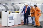 Prezydent USA Donald Trump (z lewej) ogląda pralkę podczas zwiedzania zakładu US Steel - Irvin Works w West Mifflin w Pensylwanii, 30 maja 2025 r., z okazji zawarcia umowy między Nippon Steel i US Steel