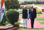 Premier Indii Narendra Modi (z lewej) przyjął w Nowym Delhi amerykańskiego prezydenta Donalda Trumpa i zawarł z nim dosyć korzystną umowę handlową