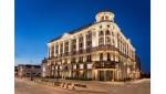 Hotel Bristol w dzisiejszej odsłonie o świcie, na rogu Krakowskiego Przedmieścia i Karowej w Warszawie