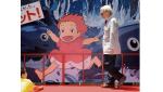 Czy dzieci podejmujące zaskakująco dorosłe obowiązki w filmach Hayao Miyazakiego to echa jego wspomnień z młodych lat? Na zdjęciu reżyser po premierze animacji „Ponyo” w Tokio w lipcu 2008 r.