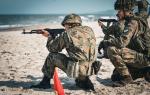 Lęborski Batalion Zmechanizowany. Mimo zapowiedzi armia wciąż korzysta ze stalowych hełmów i karabinów AK-47