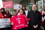 Przewodniczący niemieckiego Episkopatu biskup Georg Bätzing i zwolenniczki reform