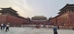 Do największej siedziby królewskiej na świecie – kompleksu pałacowego Zakazanego Miasta w Pekinie – prowadzi monumentalna Brama Południkowa (Wumen), zwana także Bramą Południową
