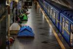 Kijowanie schronieni w metrze podczas nocnego ataku rosyjskich dronów i rakiet na stolicę Ukrainy, 17 lutego