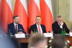 Karol Nawrocki większą część ostatniej Rady Bezpieczeństwa Narodowego poświęcił na tematy związane z programem SAFE. Na zdjęciu prezydent ze współpracownikami: szefem Kancelarii Prezydenta Zbigniewem Boguckim (z lewej) oraz Sławomirem Cenckiewiczem, szefem BBN