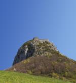 Widok współczesny ruin zamku w Montségur (Francja)
